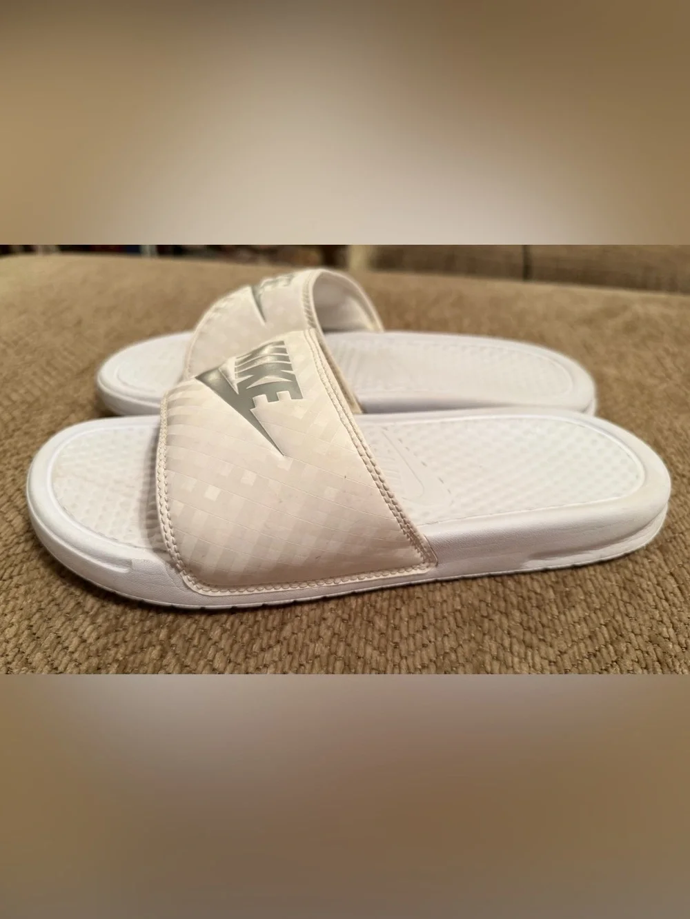 Nike White Slides, Men’s 7, Women’s 8
